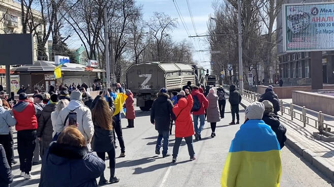 러시아군이 우크라이나 남부 헤르손 지역에서 '러시아 합병 여부'를 묻기 위한 국민투표를 시작했다. 사진은 헤르손 시민들이 러시아군의 침공에 반대하는 시위에 참석한 모습. /사진=로이터