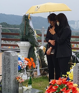 제2연평해전 전사자 고 조천형 상사의 딸인 조시은(오른쪽) 씨가 지난해 6월 어머니와 함께 대전현충원에 마련된 아버지의 묘를 찾아 추모하고 있다.   조시은 씨 제공