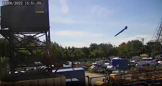 지난 27일(현지시간) 러시아군이 발사한 미사일이 우크라이나 중부 크레멘추크의 암스타 쇼핑몰을 향해 날아가고 있다. 연합뉴스·로이터