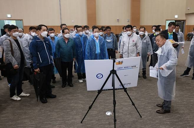 사전답사에서 설명을 듣는 김동일(오른쪽) 보령시장 *재판매 및 DB 금지