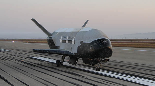 활주로에 진입 중인 X-37B의 모습. 사진=보잉