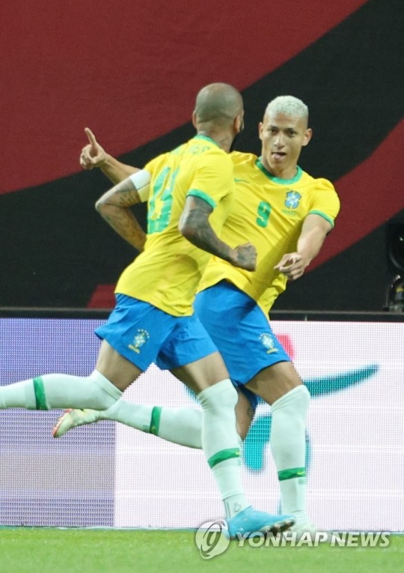 히샤를리송 - 지난 2일 한국과 평가전에서 선제골을 넣은 뒤 다니 아우베스와 기뻐하며 뛰어가는 브라질 공격수 히샤를리송(오른쪽).