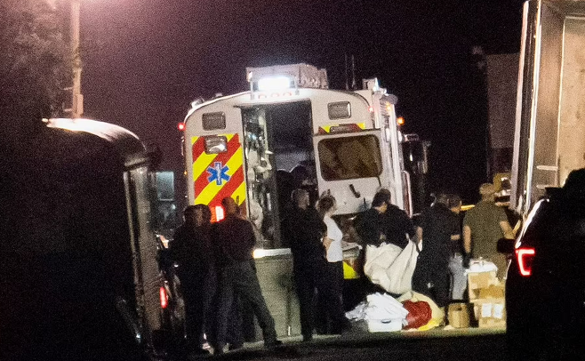 트럭에서 발견된 시신을 옮기고 있는 샌안토니오 경찰들 로이터 연합뉴스