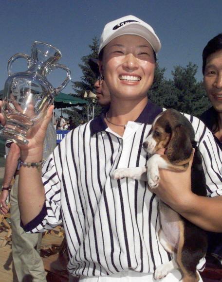 박세리 감독이 선수 시절인 1998년 미국여자골프(LPGA) 제이미파크로거 클래식에서 우승한 뒤 오른손에 우승컵을, 왼손에 반려견 ‘해피’를 안고 기쁨을 만끽하고 있는 모습.서울신문 DB