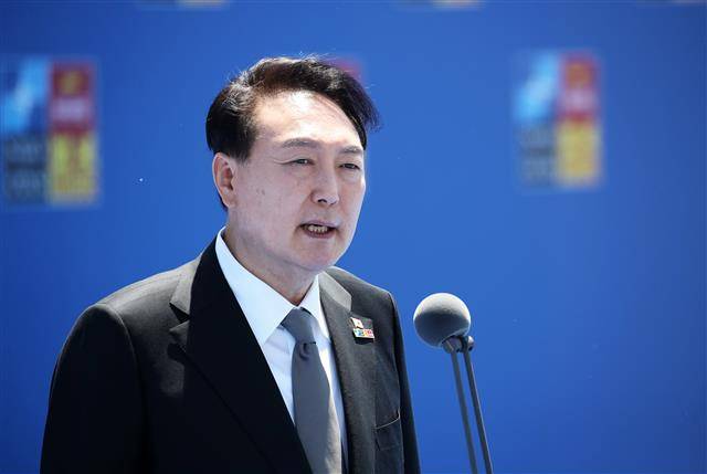 尹대통령 “기시다 日총리, 양국 관계 발전시킬 파트너라 확신” - 윤석열 대통령이 29일(현지시간) 나토 동맹국-파트너국 정상회의가 열리는 마드리드 이페마(IFEMA)에 도착, 취재진의 질문에 답하고 있다. 2022.6.29 대통령실사진기자단