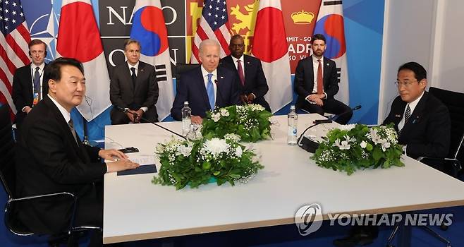 한자리 모인 한미일 정상 (마드리드=연합뉴스) 서명곤 기자 = 윤석열 대통령이 29일 스페인 마드리드 이페마(IFEMA) 컨벤션센터에서 한미일 정상회담을 하고 있다. 왼쪽부터 윤 대통령, 조 바이든 미국 대통령, 기시다 후미오 일본 총리. 2022.6.29 seephoto@yna.co.kr