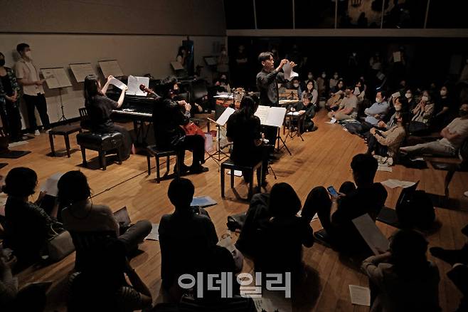 지난 13일 서울 종로구 대학로 예술가의집에서 열린 제899회 하우스콘서트 2022 아티스트 시리즈2 앙상블 블랭크의 ‘플럭서스; 영향과 영감’ 공연 장면. (사진=더하우스콘서트)