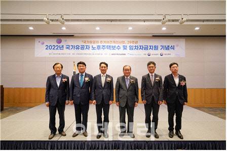 사진왼쪽부터 박영호 대한주택건설협회 서울시회장, 박재홍 대한주택건설협회 회장, 박민식 국가보훈처 처장, 이종찬 우당교육문화재단 이사장, 김홍목 토교통부 주거복지정책관, 이병훈 주택도시보증공사 부사장. (사진=주건협)