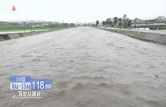 조선중앙TV는 오늘(30일) 북한 개성시 평균 강수량이 118mm로 집계됐다고 보도했다. 〈사진=조선중앙TV 캡쳐〉