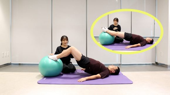 이광열 강남나누리병원 원장(오른쪽)이 최다희 물리치료사와 함께 짐볼 운동을 하고 있다.