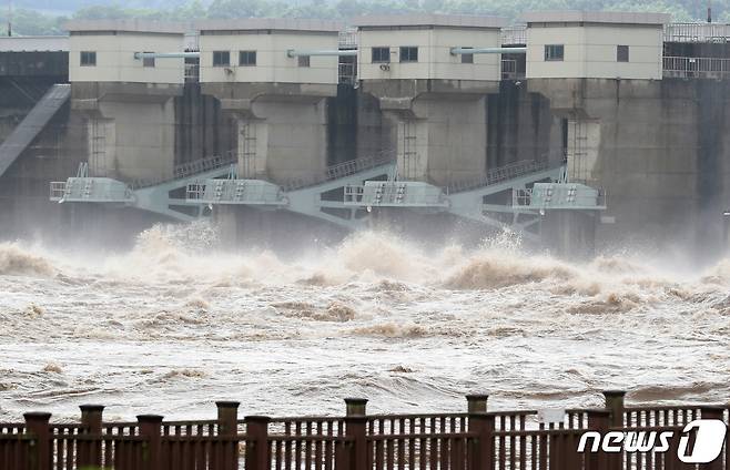 북한의 황강댐 방류에 대응하기 위해 건설된 경기도 연천군의 군남댐 모습. 2020.8.6/뉴스1 © News1 이동해 기자