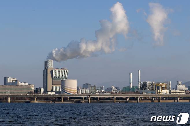 화력발전소에서 수증기가 나오고 있다. 2022.1.16/뉴스1 © News1 안은나 기자