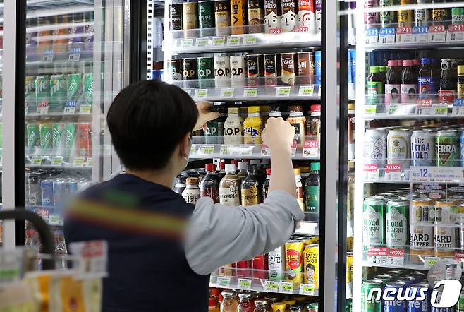 내년도 최저임금이 시간당 9620원으로 결정된 30일 서울시내 한 편의점에서 직원이 업무를 보고 있다.. 2022.6.30/뉴스1 © News1 이동해 기자