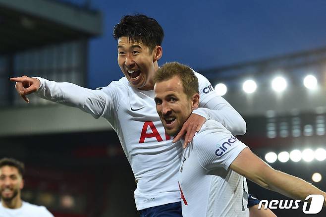 토트넘 홋스퍼의 손흥민(왼쪽)과 케인© AFP=뉴스1