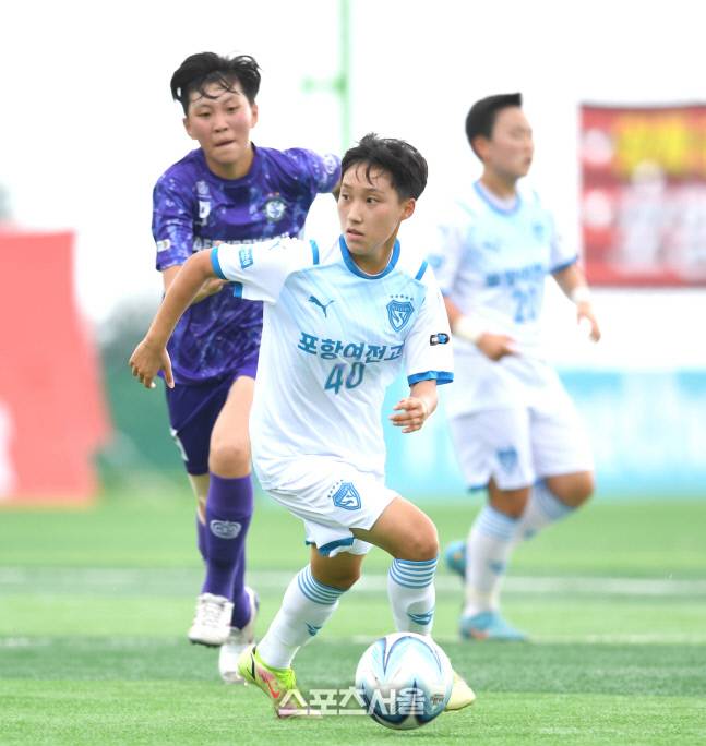 경북 포항여전고 박수정이 27일 삼척복합체육공원에서 열린 제30회 여왕기 전국여자축구대회 대구 동부고와 경기에서 패스할 곳을 찾고 있다. 2022. 6. 27.삼척 | 최승섭기자 thunder@sportsseoul.com