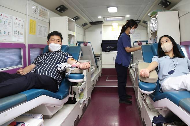 【 사진제공=DL그룹 】 DL그룹 임직원들이 돈의문디타워에  출장한 헌혈 버스에서 헌혈을 하고 있다.