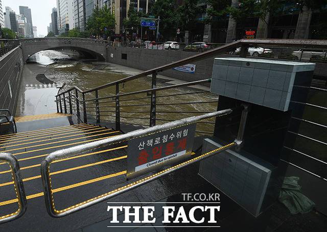 서울 전역에 호우경보가 발효된 30일 오전 서울 중구 청계천이 물에 잠겨 출입이 통제되고 있다. /이동률 기자