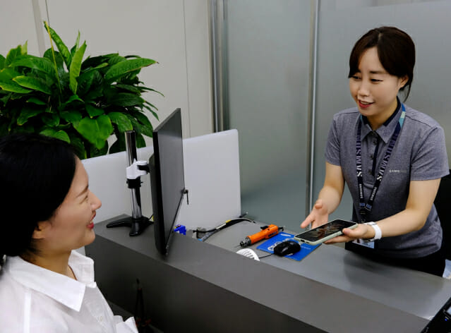 삼성전자서비스 임직원이 휴대폰을 점검하는 모습(사진=삼성전자서비스 )