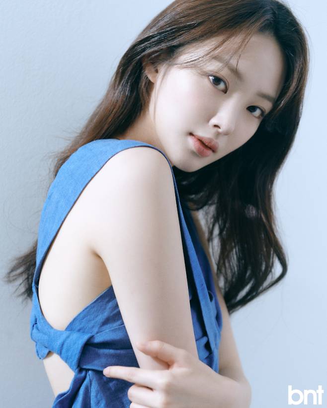 데님 슬리브리스 톱은 손정완 제품.