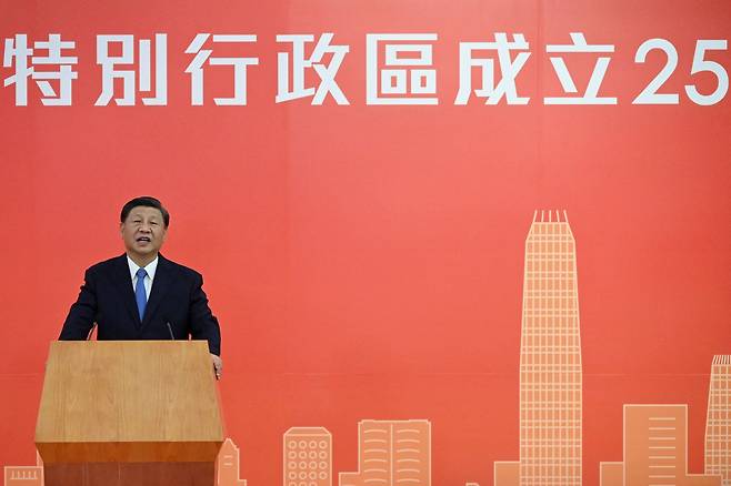 시진핑 중국 국가주석이 30일 오후 고속열차를 이용해 홍콩 웨스트카우룽역에 도착해 연설하고 있다. 2017년 이후 5년만의 홍콩 방문이다. 시 주석은 7월 1일 홍콩 반환 25주년 기념식과 홍콩 특구 정부 출범식에 참석한다./로이터 뉴스1
