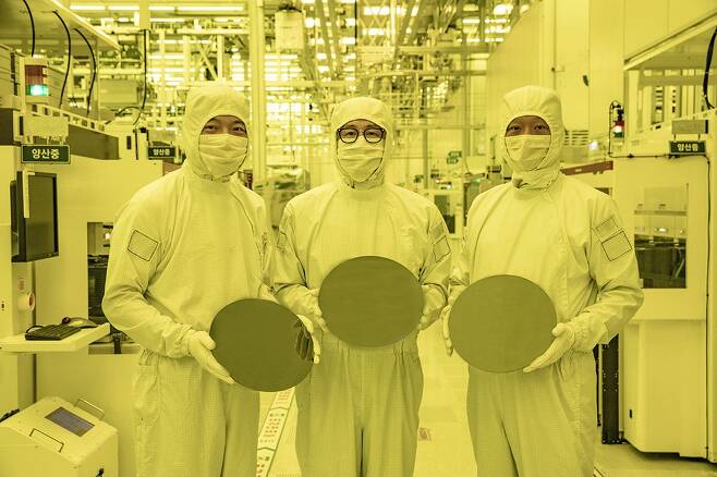 삼성전자 파운드리사업부 임원들이 화성캠퍼스에서 3나노 웨이퍼를 들고 있는 모습. /삼성전자 제공