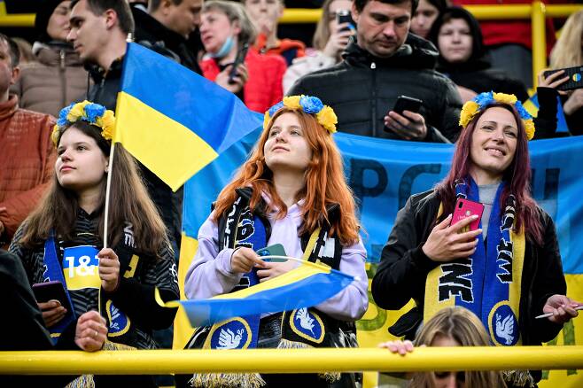 지난 4월 26일(현지 시각) 열린 축구 경기에서 독일과 우크라이나 팬들이 우크라이나 국기와 배너를 보이고 있다. /EPA연합뉴스