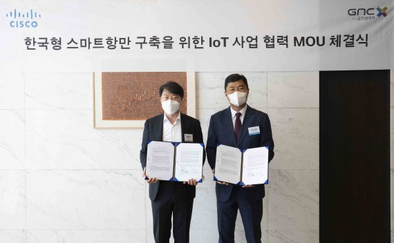 조신의 시스코코리아 부사장(오른쪽)과 임채익 글로벌엔씨 대표가 한국형 스마트항만 구축을 위한 사물인터넷(IoT) 사업 협력 업무협약을 체결한 뒤 기념촬영을 하고 있다. 시스코 제공