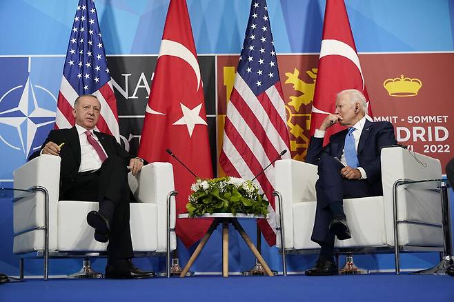 조 바이든 미국 대통령(오른쪽)과 레제프 타이이프 에르도안 튀르키예(터키) 대통령과 29일 스페인 마드리드에서 정상회담을 하고 있다. AP 연합뉴스