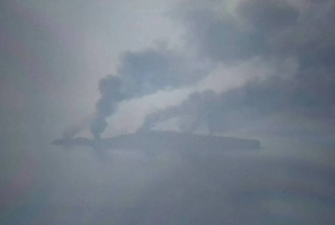 우크라이나 남부군 사령부가 페이스북에 공개한 사진. 즈미니섬으로 보이는 섬에서 까만 연기가 피어오르고 있다.