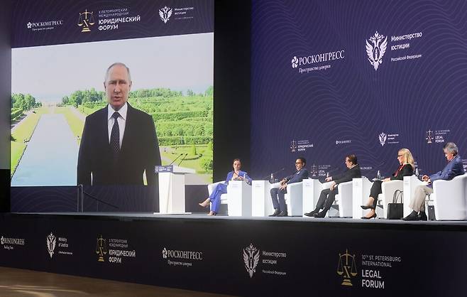 블라디미르 푸틴 러시아 대통령이 30일 상트페테르부르크에서 열린 국제법률포럼에서 화상으로 인사말을 건네고 있다. 상트페테르부르크/타스 연합뉴스