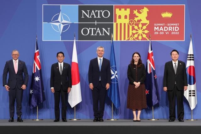 북대서양조약기구(NATO·나토) 정상회의 참석을 위해 스페인을 방문한 윤석열(맨 오른쪽) 대통령이 29일(현지시간) 마드리드 이페마 컨벤션센터에서 기시다 후미오(왼쪽 두 번째) 일본 총리를 비롯한 아시아 태평양 파트너 4개국 정상, 옌스 스톨텐베르그 나토 사무총장(가운데)과 기념촬영을 하고 있다. 마드리드=연합뉴스