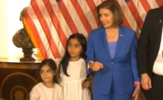 낸시 펠로시 의장이 공화당 소속인 마이라 플로레스 하원의원의 어린 딸 옆에서 사진 촬영을 하고 있다. 그는 당시의 영상이 공개된 후 어린아이를 팔꿈치로 밀쳤다는 논란에 휩싸였다. 트위터 캡처