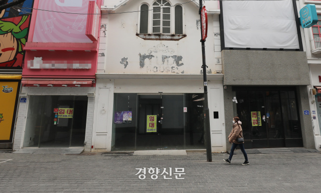 지난해 12월28일 서울 명동거리 상점들에 ‘임대문의’ 광고가 줄줄이 붙어있다. 강윤중 기자