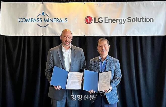 김동수 LG에너지솔루션 전무(오른쪽)와 크리스 얀델 컴퍼스 미네랄 대표가 탄산 수산화리튬 공급에 대한 업무협약을 맺은 후 기념촬영을 하고 있다. LG에너지솔루션 제공