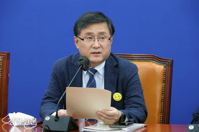 김성환 더불어민주당 정책위의장이 지난 28일 국회에서 열린 원내대핵회의에서 발언하고 있다. 국회사진기자단