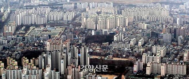 송파구 롯데월드타워에서 바라본 강남의 아파트단지.