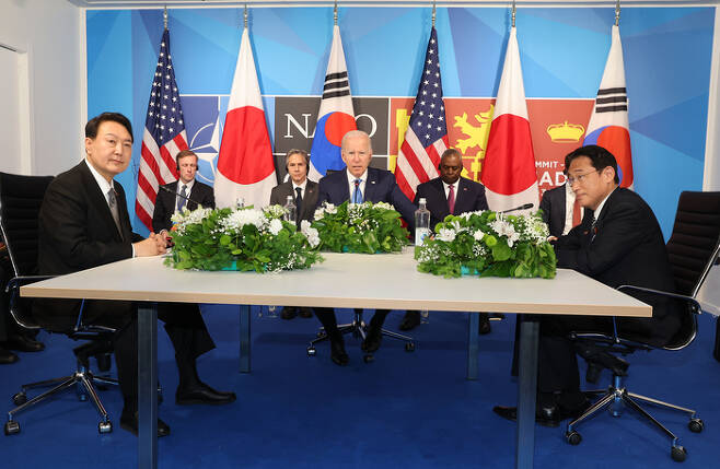 윤석열 대통령과 조 바이든 미국 대통령, 기시다 후미오 일본 총리(왼쪽부터)가 29일(현지시간) 스페인 마드리드 전시컨벤션센터(IFEMA)에서 3국 정상회담을 하고 있다. 마드리드|EPA연합뉴스