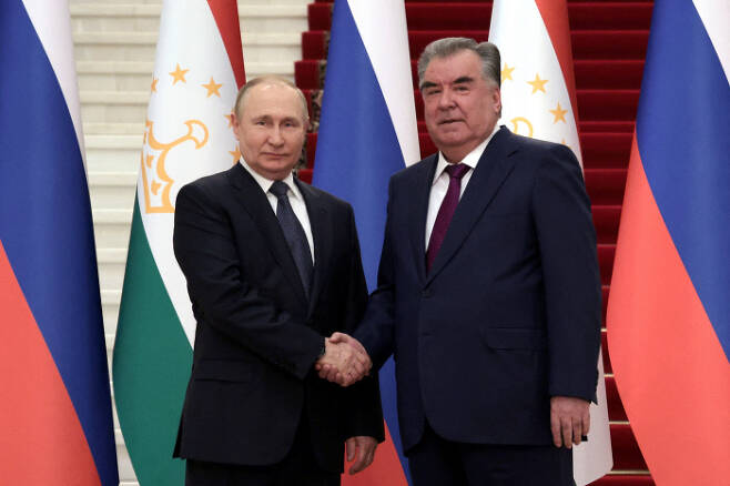 옛 소련권 중앙아시아 순방에 나선 블라디미르 푸틴(왼쪽) 러시아 대통령이 28일(현지시간) 타지키스탄 수도 두샨베에서 에모말리 라흐몬 타지키스탄 대통령과 회담 전 악수하고 있다. 두샨베 | 로이터연합뉴스