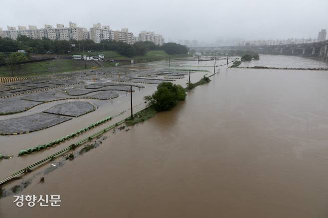 장마선선의 영향으로 서울 등 중부 곳곳에 집중호우가 이어지고 있는 30일 서울 강남구 삼성교에서 바라본 탄천이 범람해 있다./문재원 기자