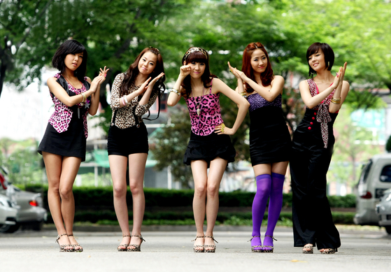 In 2008, Wonder Girls promotes its song ″So Hot.″ From left: Yubin, Sohee, Sunmi, Yeeun and Sunye [JOONGANG PHOTO]