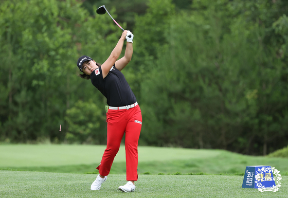Kim Hae-rym tees off on the third hole during the final round of the 2021 McCol Mona Park Open with SBS Golf at Birch Hill Golf Club in Pyeongchang, Gangwon on July 4, 2021. [NEWS1]