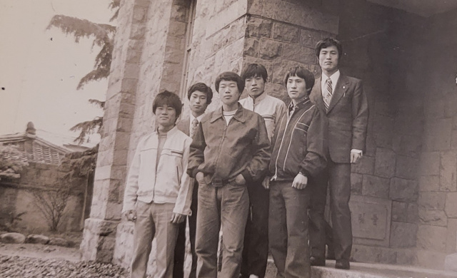 이종삼(왼쪽) 목사가 1975년 영남신학교 부산신학사 1학년 때 친구들과 함께 기념촬영을 하고 있다.