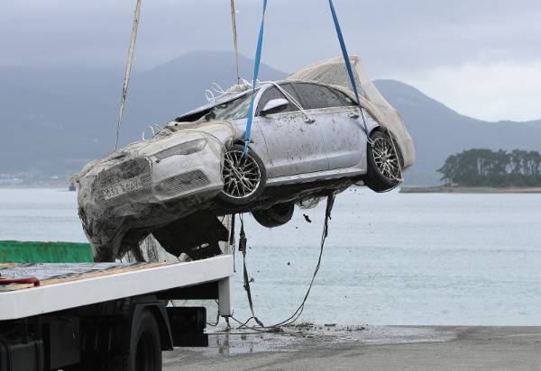 광주경찰청과 완도해경이 29일 전남 완도군 신지면 송곡선착장 인근 앞바다에서 조유나양 가족의 아우디 차량을 인양한 뒤 조사를 위해 지상으로 옮기고 있다. 경찰은 차량 내부에서 성인 남녀 2명, 어린이 1명의 시신을 수습했다. 연합뉴스