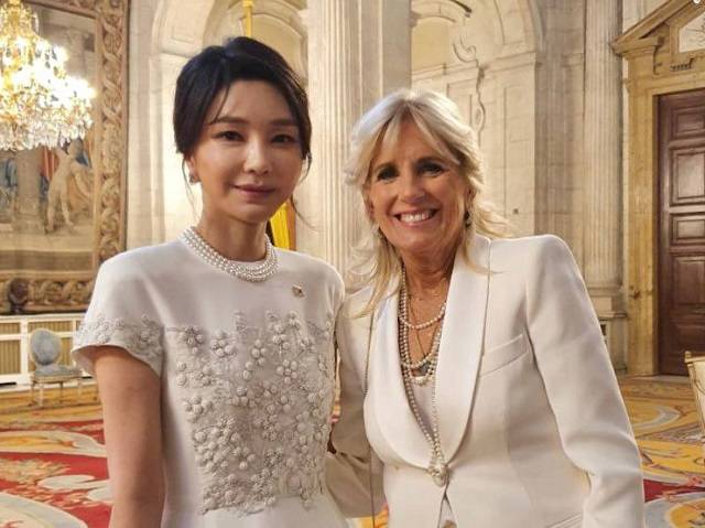 윤석열 대통령 부인 김건희 여사가 28일(현지시간) 스페인 마드리드 왕궁에서 열린 펠리페 6세 스페인 국왕 내외 주최 만찬에 참석, 조 바이든 미국 대통령 부인 질 바이든 여사와 기념촬영을 하고 있다. 대통령실 제공