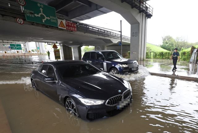 서울 잠수교 남단에서 물을 피해 이동하는 차량들이 멈춰서 있다. 연합뉴스