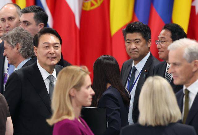 윤석열 대통령과 기시다 후미오 일본 총리가 29일 스페인 마드리드 이페마(IFEMA) 컨벤션센터에서 열린 북대서양조약기구((NATO·나토) 동맹국·파트너국 정상회의에 앞서 참석자들과 대화하고 있다. 연합뉴스