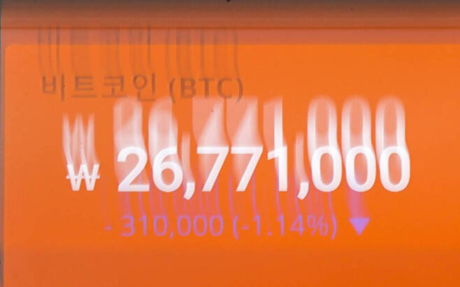 비트코인이 미국 증시가 내리자 하락세를 이어가고 있는 지난 28일 서울 강남구 빗썸 고객센터 전광판에 암호화폐 시세가 나타나고 있다. /사진=뉴스1