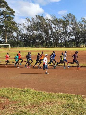 이윤희 파워스포츠과학연구소 대표가 2020년 2월 고지대에서의 마라토너신체변화 연구를 위해 케냐를 방문, 엘도렛대학에서 현지 마라톤 선수들과 훈련하고 있다./사진제공=이윤희