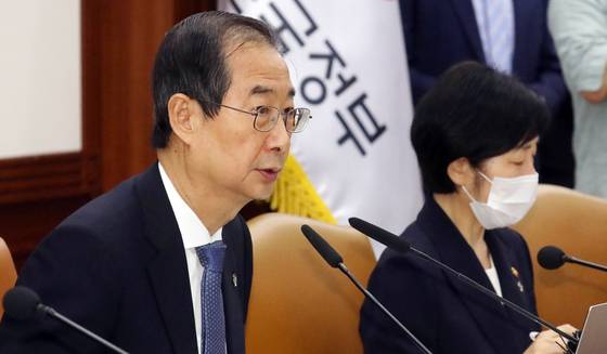 한덕수 국무총리가 30일 서울 종로구 세종대로 정부서울청사에서 열린 국정현안점검조정회의에서 모두발언을 하고 있다/사진=뉴스1