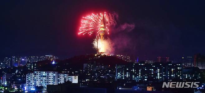 [대구=뉴시스] 이무열 기자 = 5일 오후 대구 달서구 이월드 놀이공원에서 제100주년 어린이날을 기념하는 불꽃쇼가 열리고 있다. 2022.05.05. lmy@newsis.com